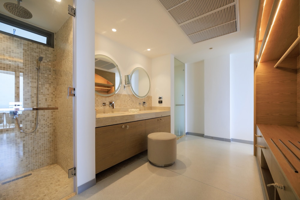 Executive Suite - Photo 4
