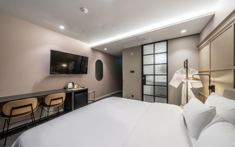 Standard Double Room - Photo 13