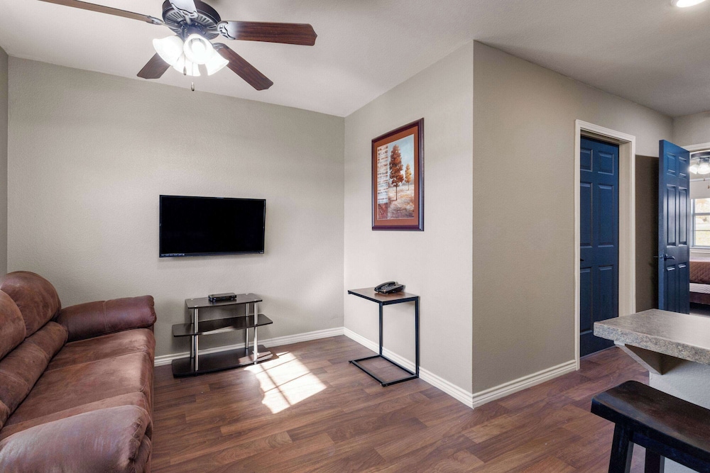 Suite, 1 Bedroom, Accessible, Non Smoking (Mobility, Roll-in Shower) photo 2