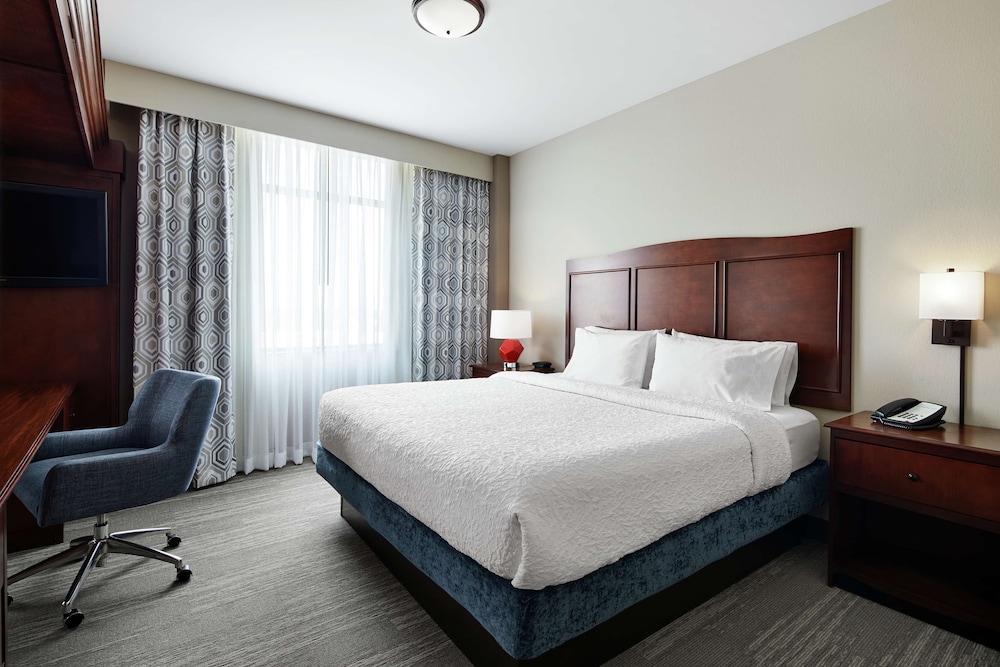 1 King Bed Room, W/C and Hearing Impaired Accessible With Tub - Photo 1