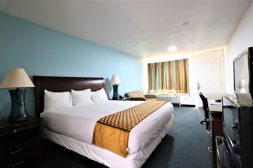 Standard Room, 1 King Bed photo 3