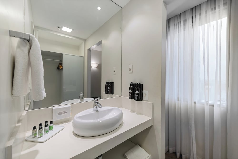 Suite, 2 Bedrooms, Kitchen (High Floor) - Photo 13