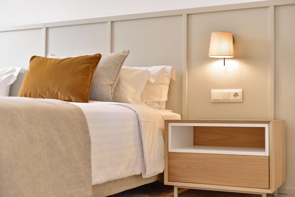 Room, 2 Twin Beds, Patio - Photo 10