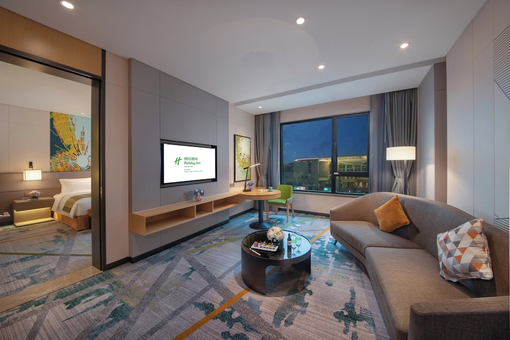Suite, 1 King Bed, Smoking photo 1