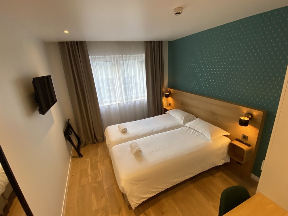 Twin Room - Photo 11