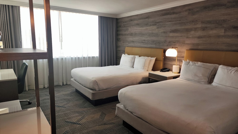 Two Queen Beds, Accessible - Photo 2