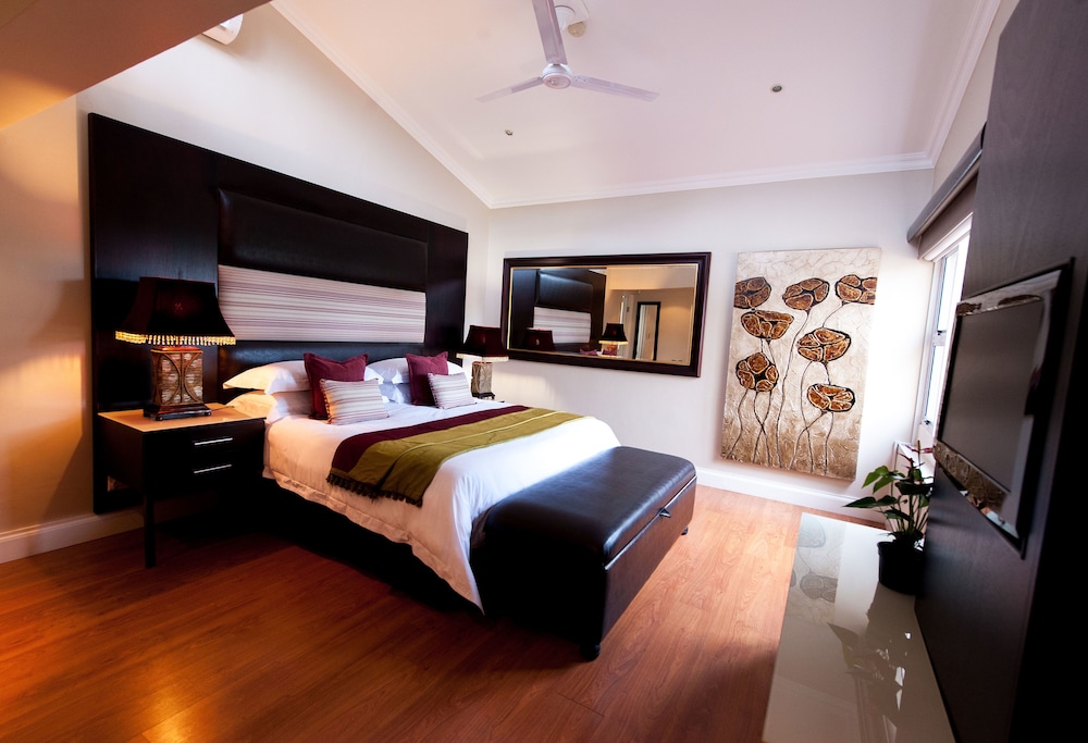 Forest Mahogany - Honeymoon Suite photo 2