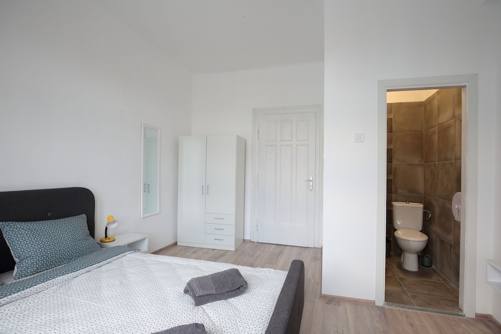 Deluxe Double Room, 1 Queen Bed, Private Bathroom, City View photo 3