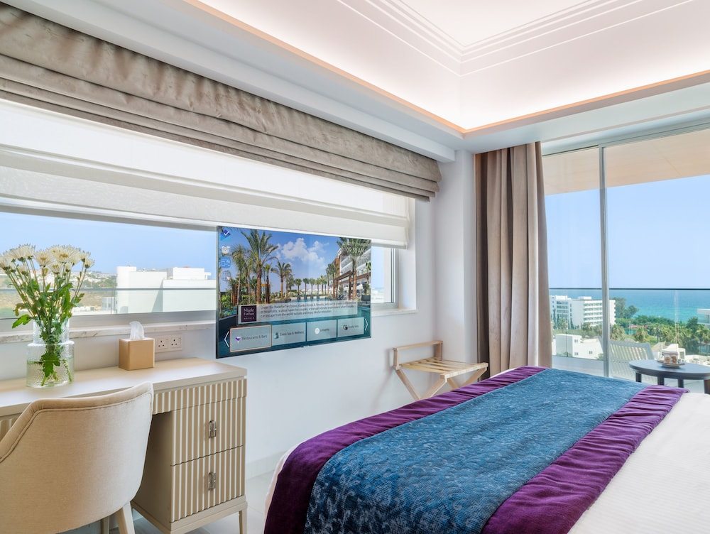 Superior Room, Pool View - Photo 6
