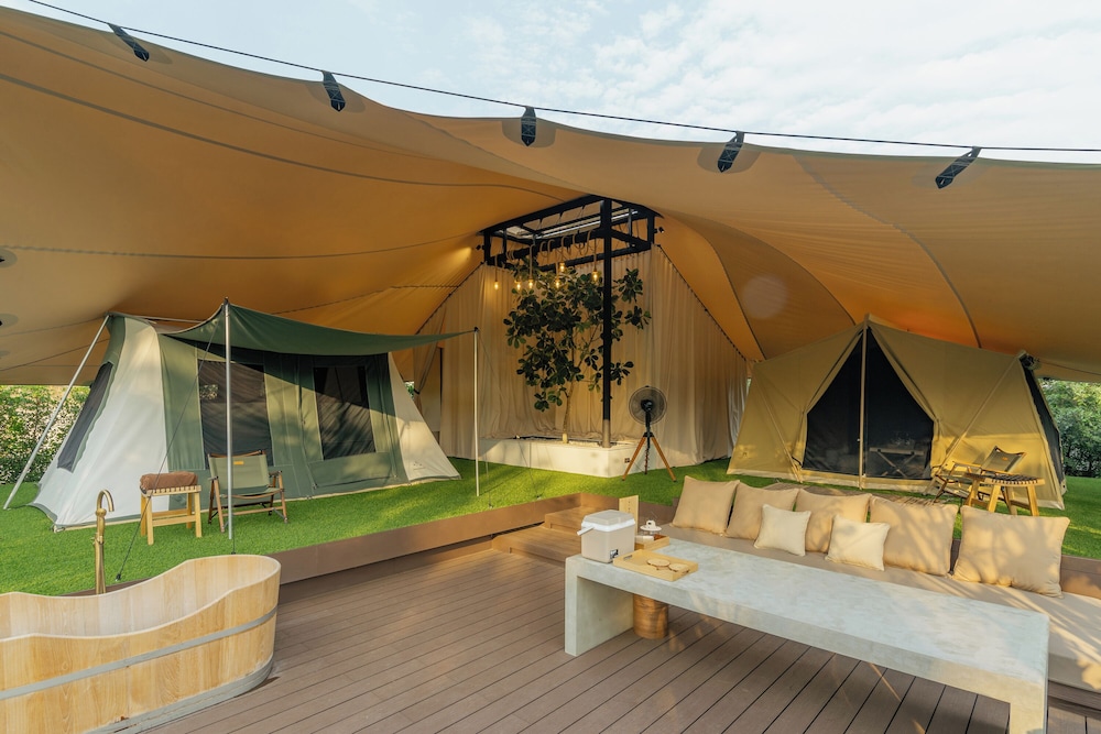 Glamping Suite with Bathtub