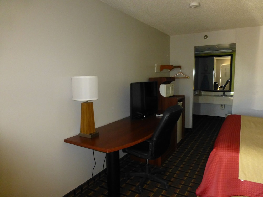 Standard Room, 1 King Bed, Non Smoking photo 2