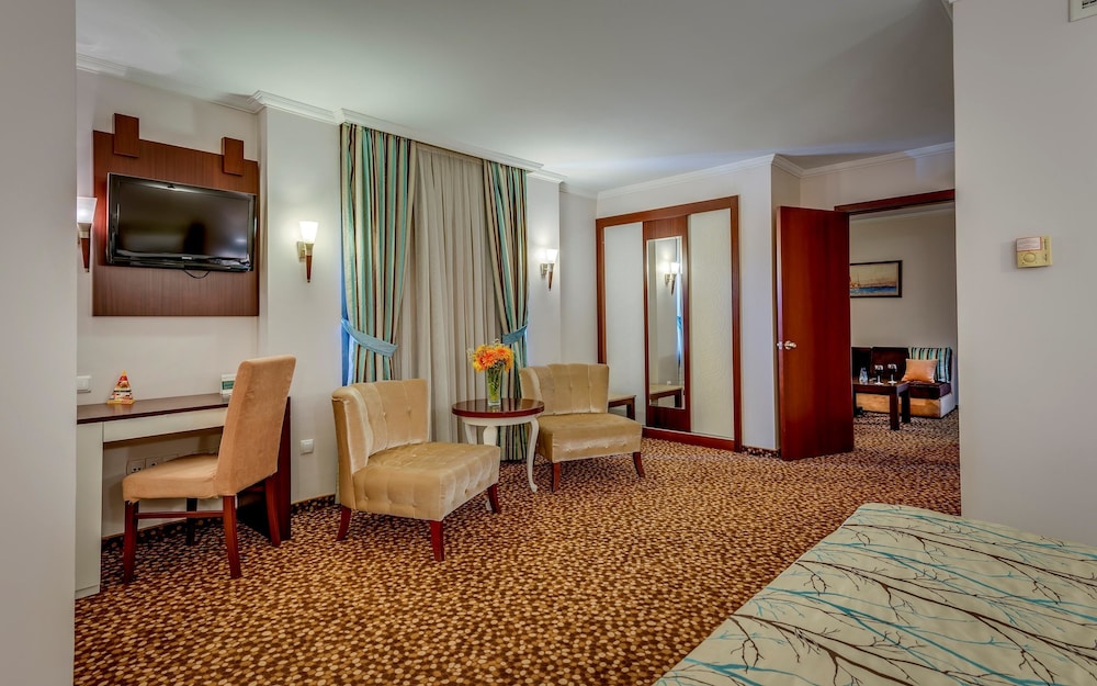 Suite, 1 King Bed, Non Smoking, View