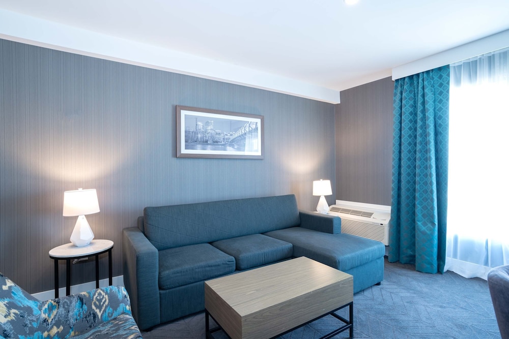Signature Suite, 1 King Bed with Sofa bed, Kitchen (Grand) thumbnail 6