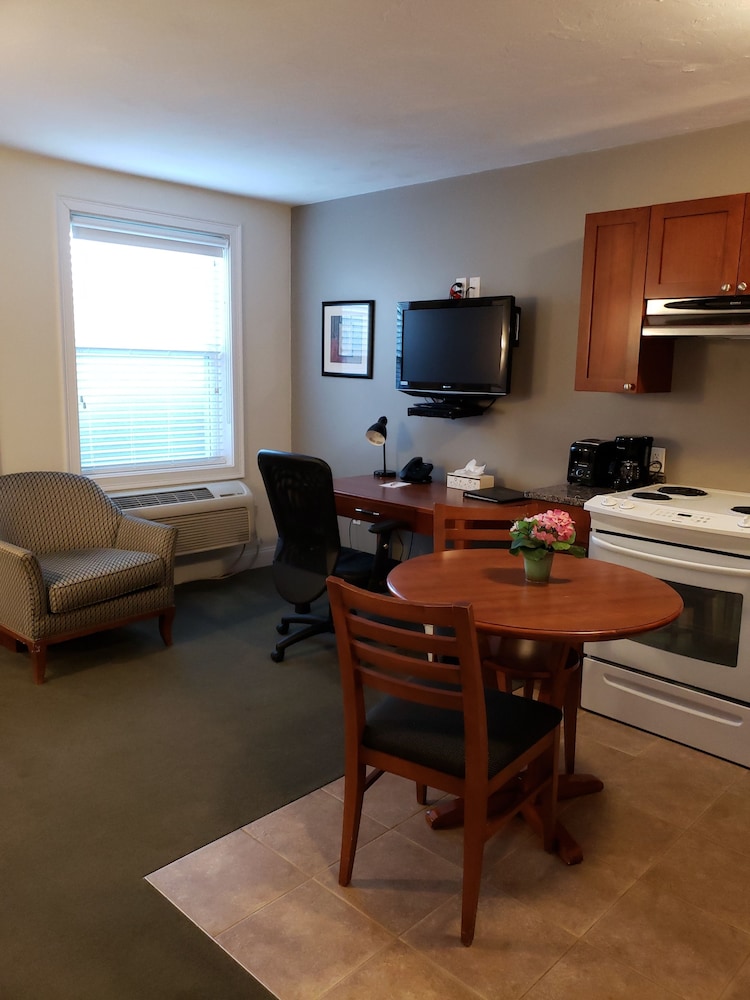 Superior Room, 1 Queen Bed, Kitchen photo 3