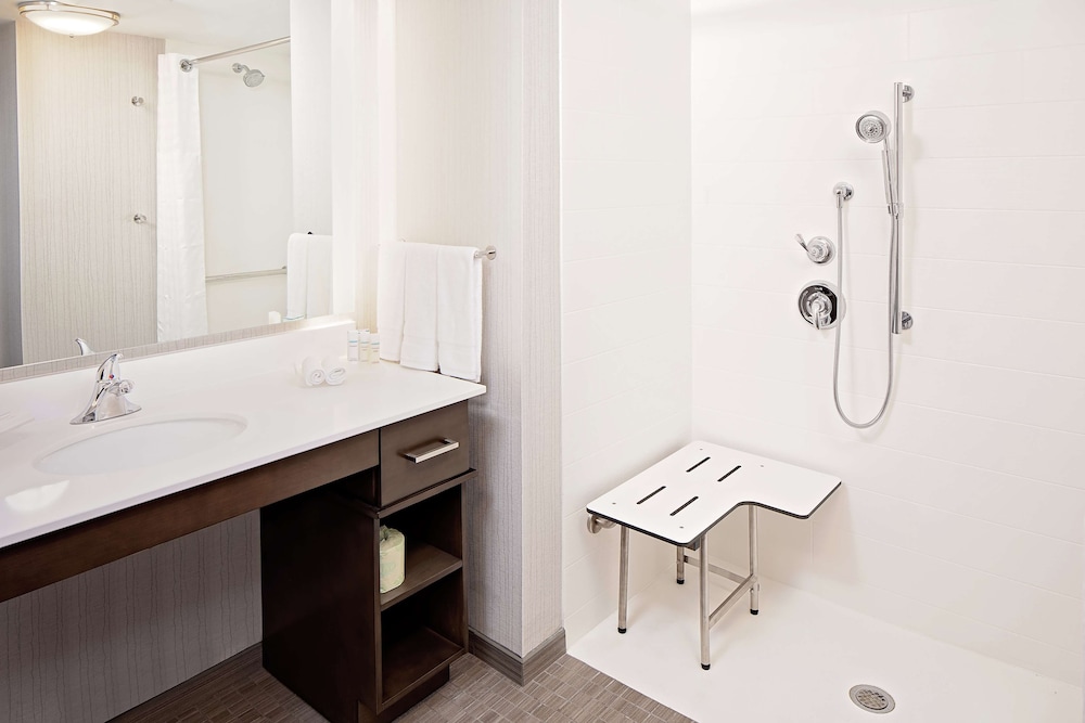 Studio, 1 King Bed, Accessible (Roll-In Shower) photo 2