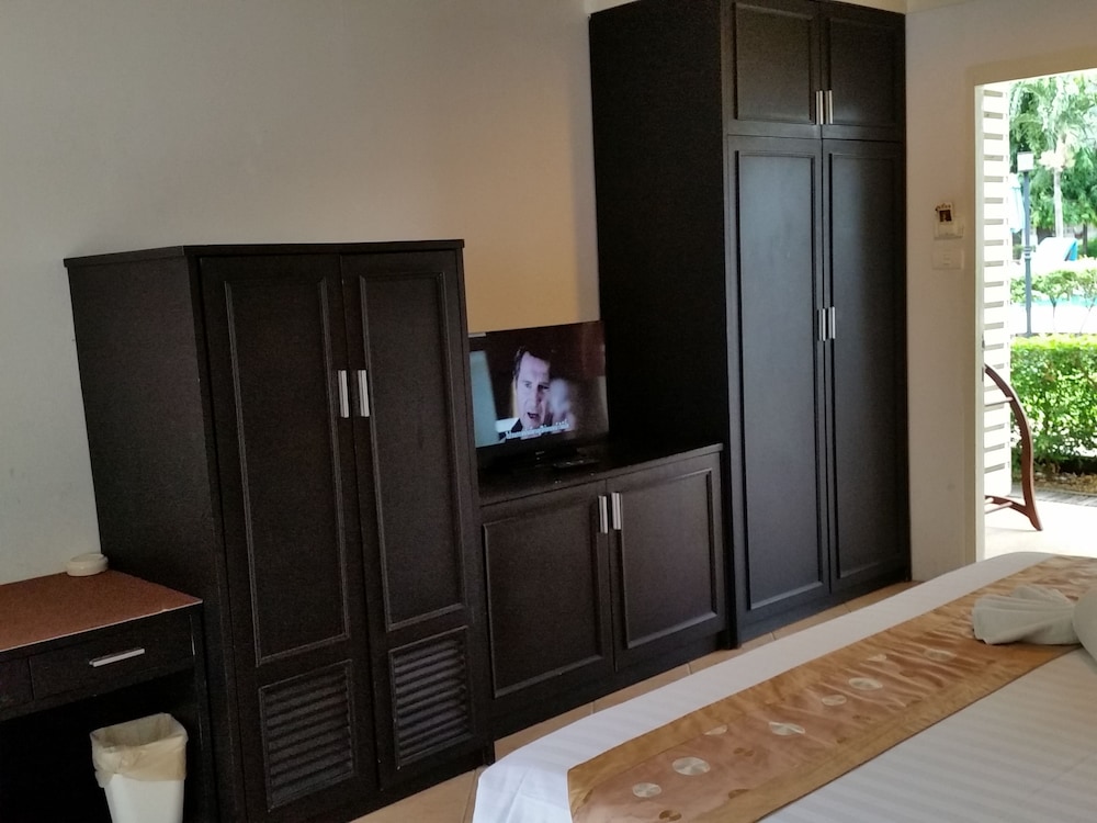 Deluxe Room, Pool View thumbnail 5