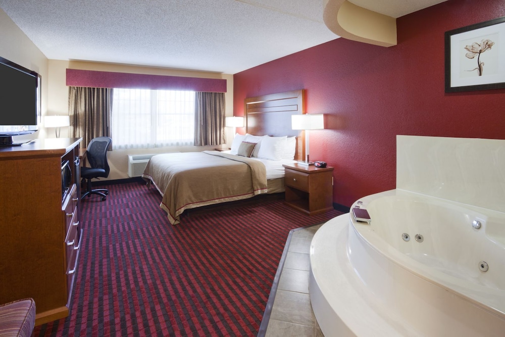 Suite, 1 King Bed (Hot Tub) photo 1