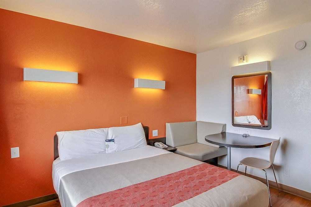 Standard Suite, 1 Queen Bed, Non Smoking photo 3