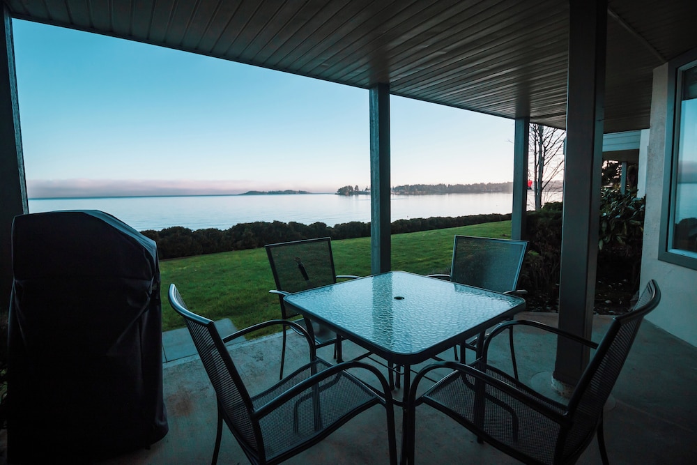 One Bedroom Ocean View - Sleeps 4 photo 3