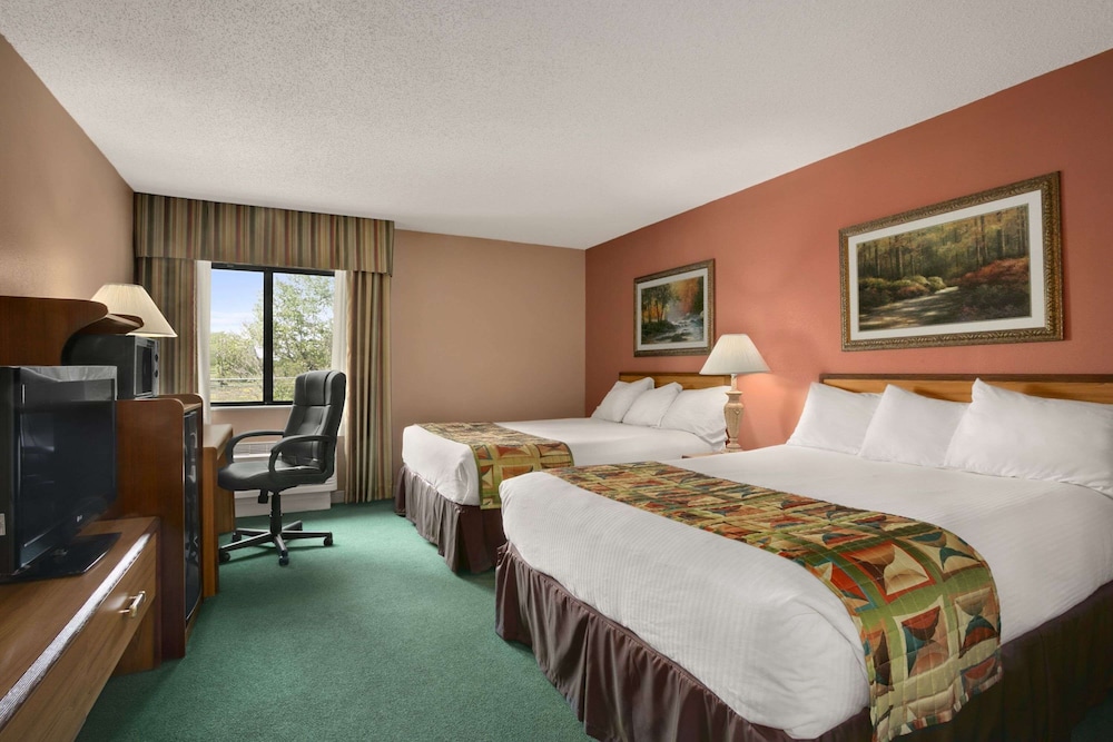 Room, 2 Queen Beds, Non Smoking - Photo 1