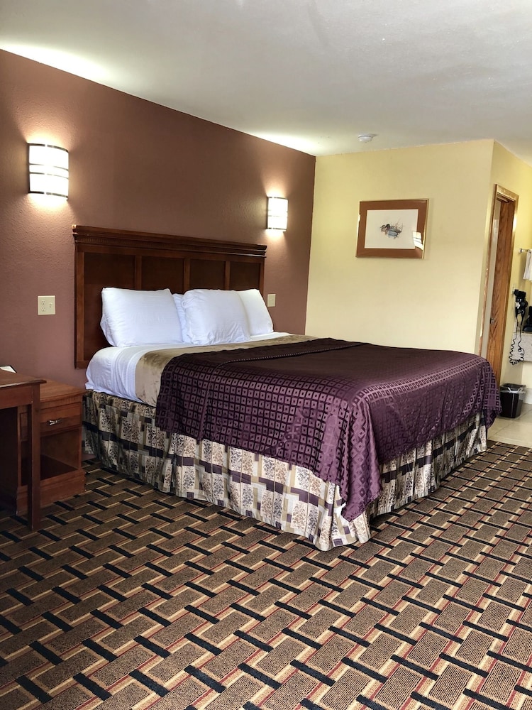 Room, 1 King Bed, Non Smoking photo 2