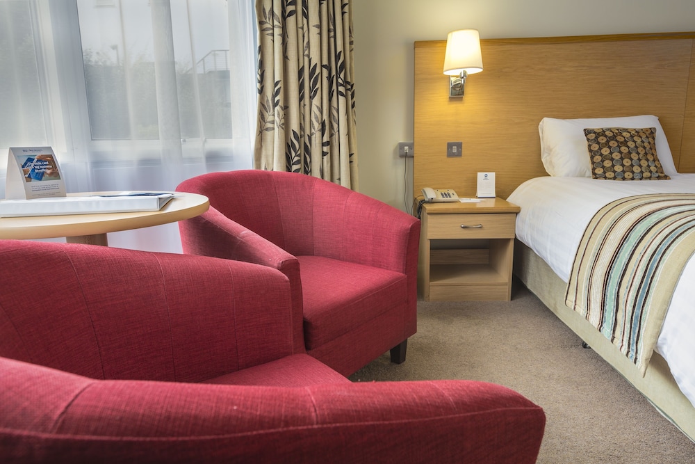 Standard Room, 1 Double Bed, Non Smoking, Golf View - Photo 5