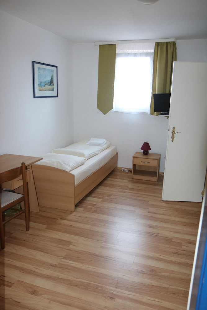 Economy Twin Room photo 2