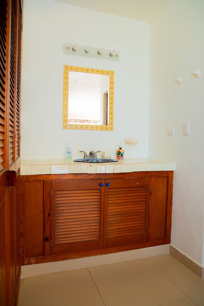 Luxury Triple Room, 1 King Bed with Sofa bed, Sea View photo 3