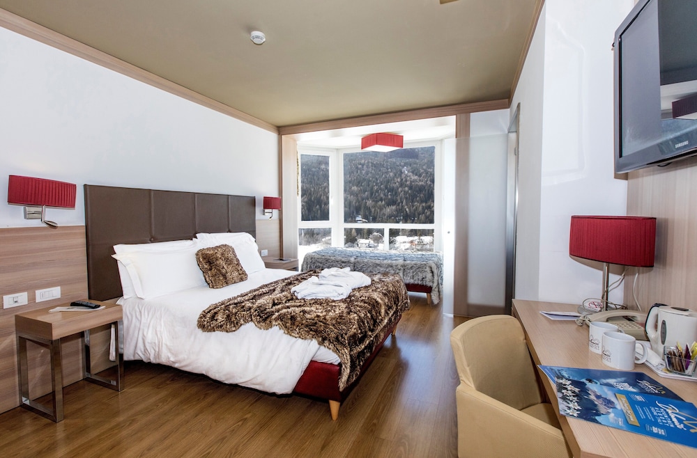 Junior Suite (with Spa Access) - Photo 1