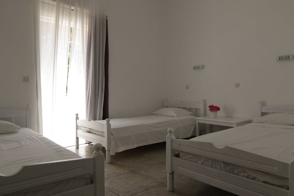 Economy Triple Room photo 2