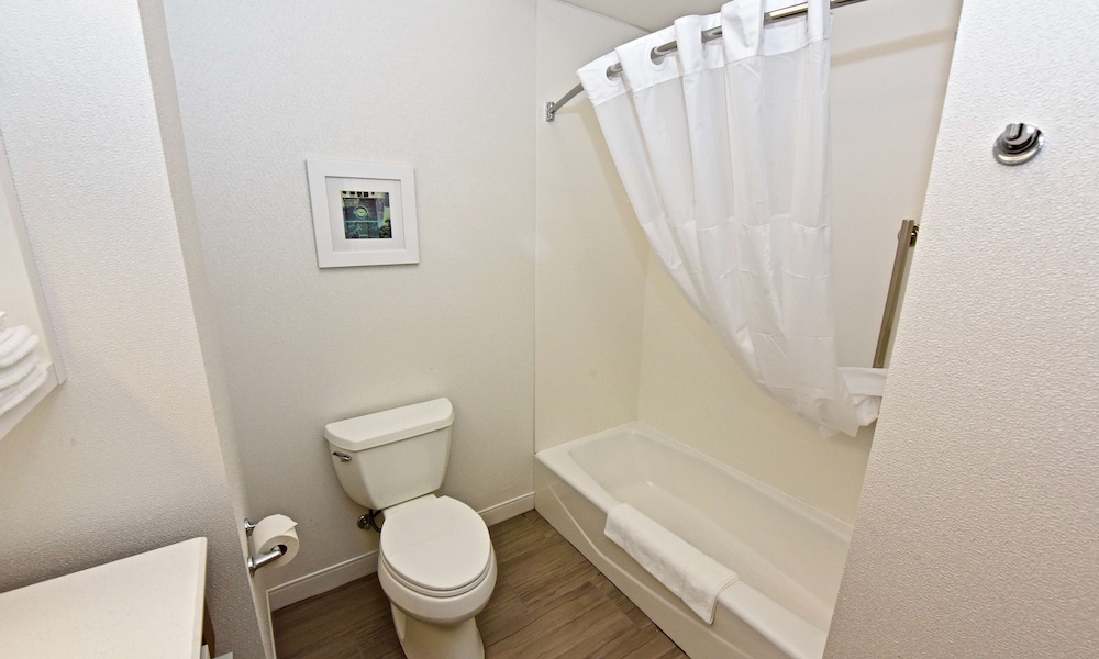 Room, 2 Queen Beds, Accessible, Bathtub photo 3