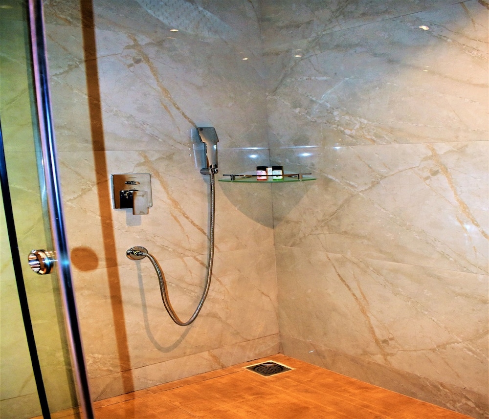Premium Room with Pool and Garden View - Photo 7