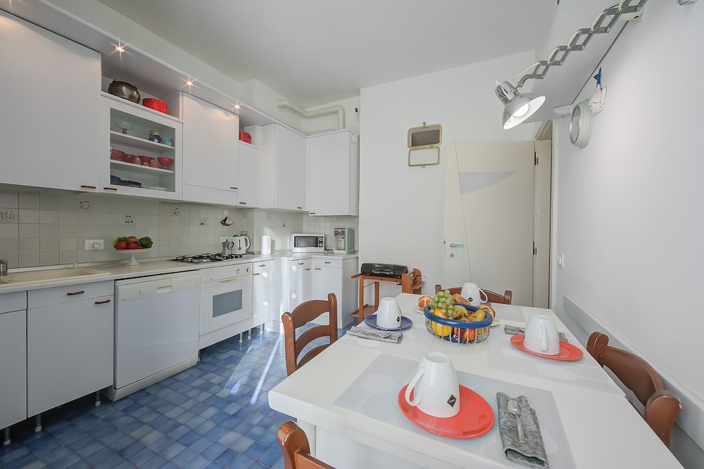 Family Apartment, Multiple Bedrooms, 2 Bathrooms, Sea Facing (Sunrise Apartment Seaview) photo 2