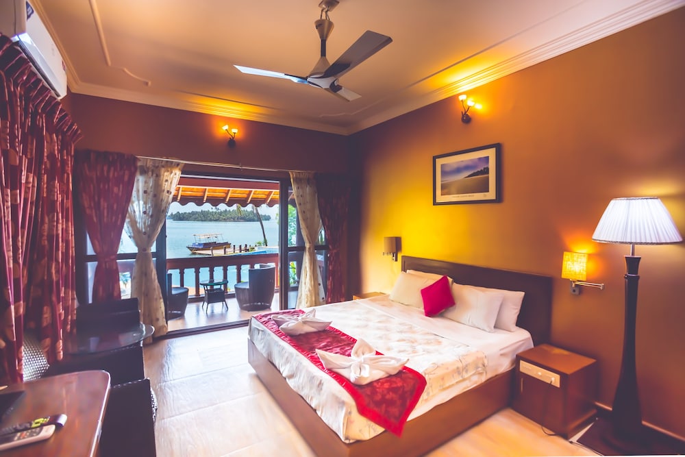 Panoramic Double Room, 1 Queen Bed, Lagoon View, Poolside photo 1