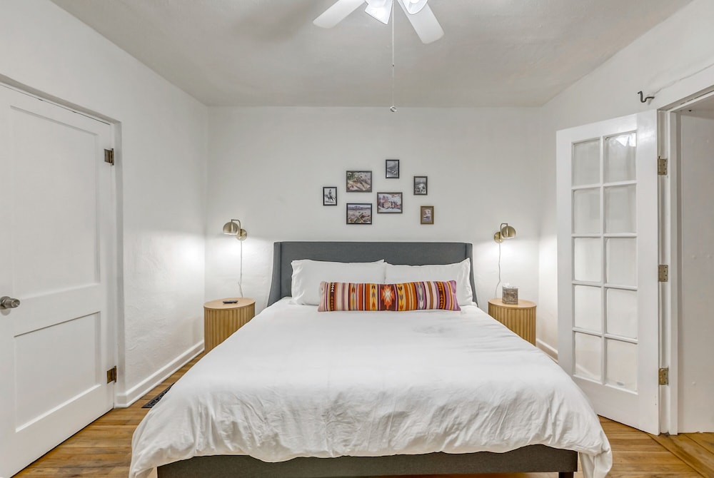 Deluxe Room, 1 King Bed photo 3
