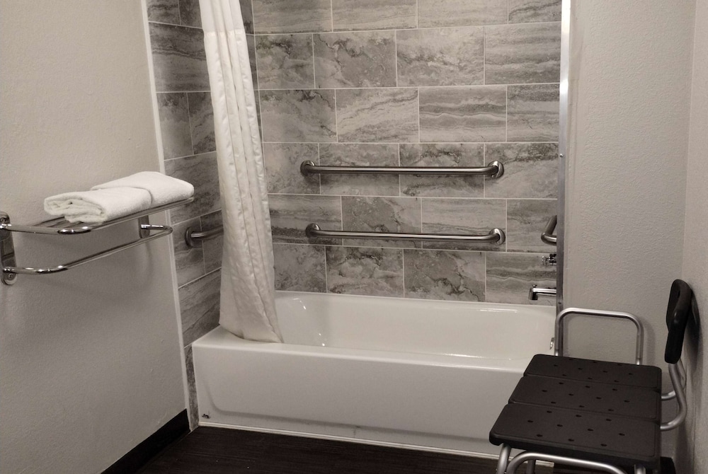 Room, 1 Queen Bed, Accessible, Bathtub (Mobility/Hearing, Grab bars) - Photo 13