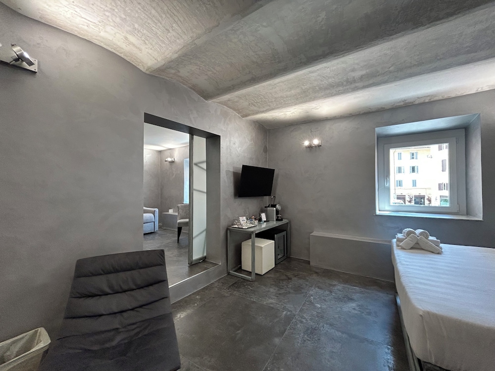 Deluxe Suite, City View