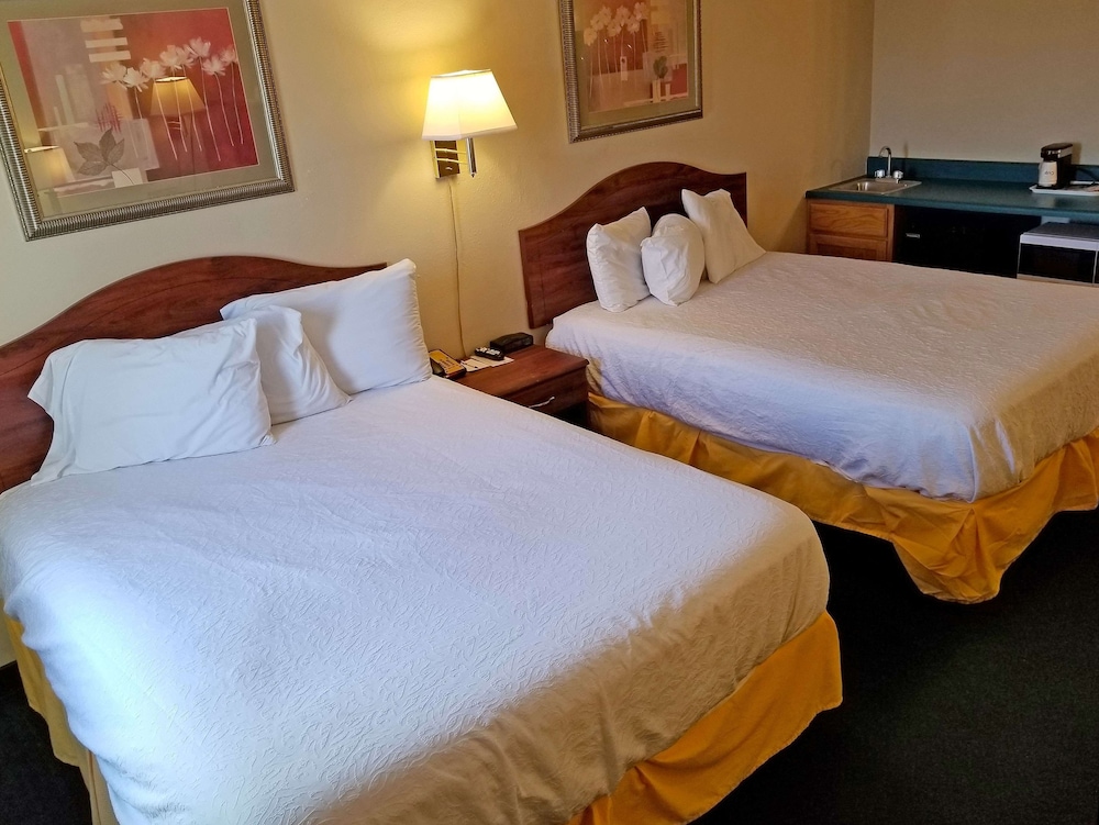 Deluxe Room, 2 Queen Beds, Smoking photo 1