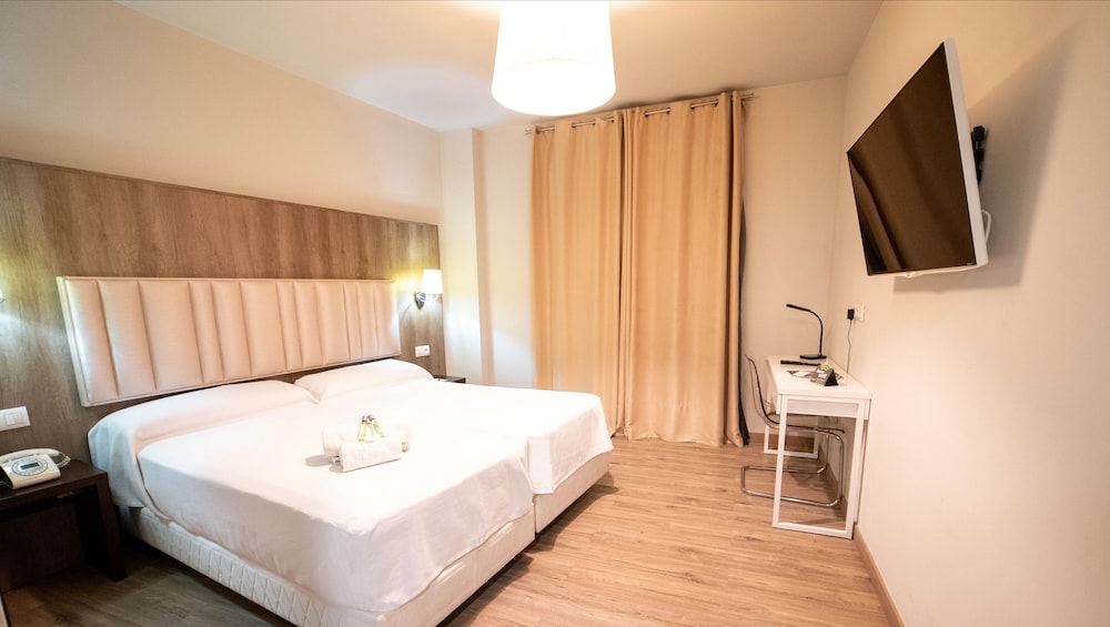 Standard Twin Room - Photo 9