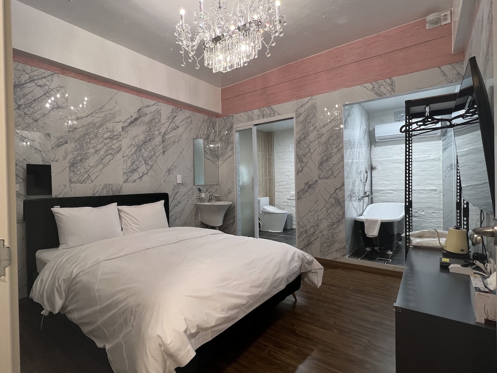 Premium Double Room - Photo 12