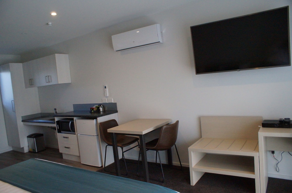 Deluxe Studio, 1 King Bed, Accessible photo 2