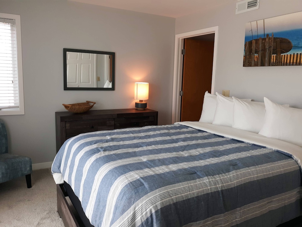 Handicap Queen Suite With Kitchenette, Queen Sofa Bed, Ocean View