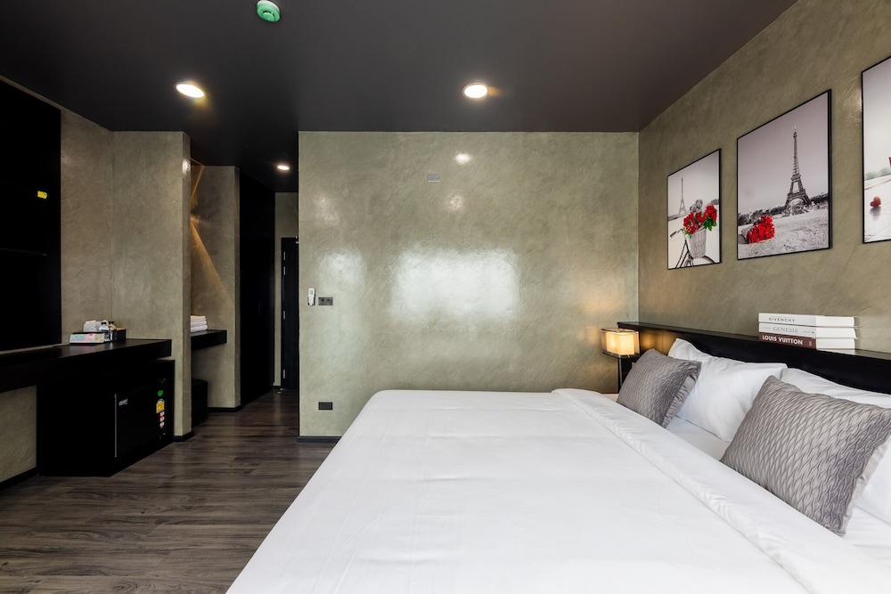 Standard King Room - Photo 11