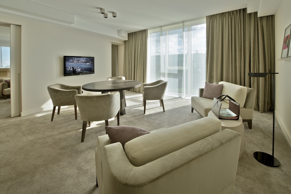 Executive Suite, 1 King Bed - Photo 8