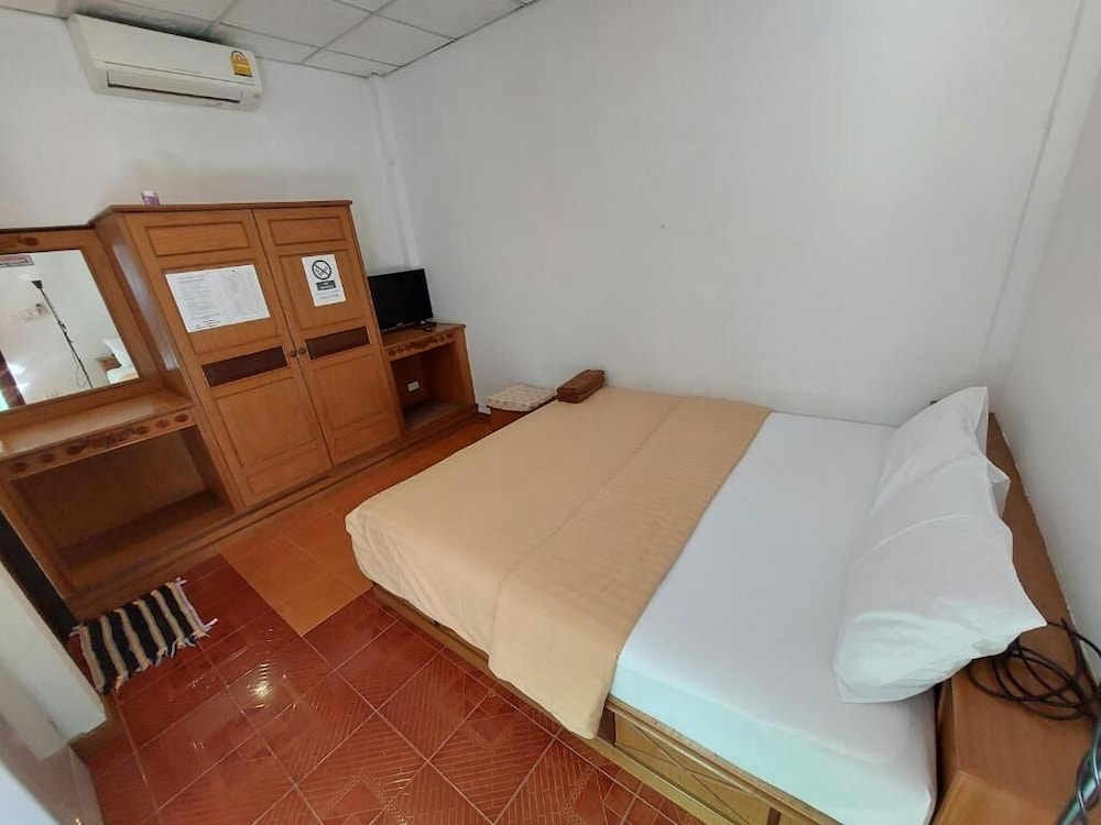 Classic Double Room, 1 King Bed, Non Smoking, Garden View photo 2