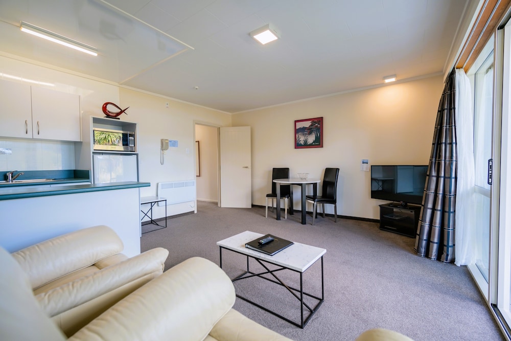 Apartment, 1 Bedroom, Upstairs (Queen and Single)