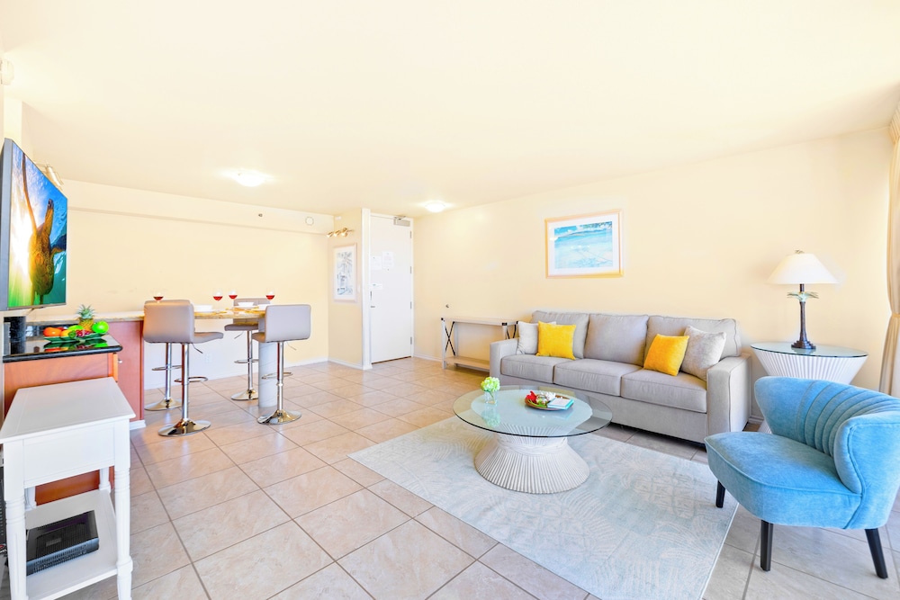 Diamond Head and Ocean views with King Bed and Parking: Suite, 1 Bedroom, Balcony, Ocean View (0071) photo
