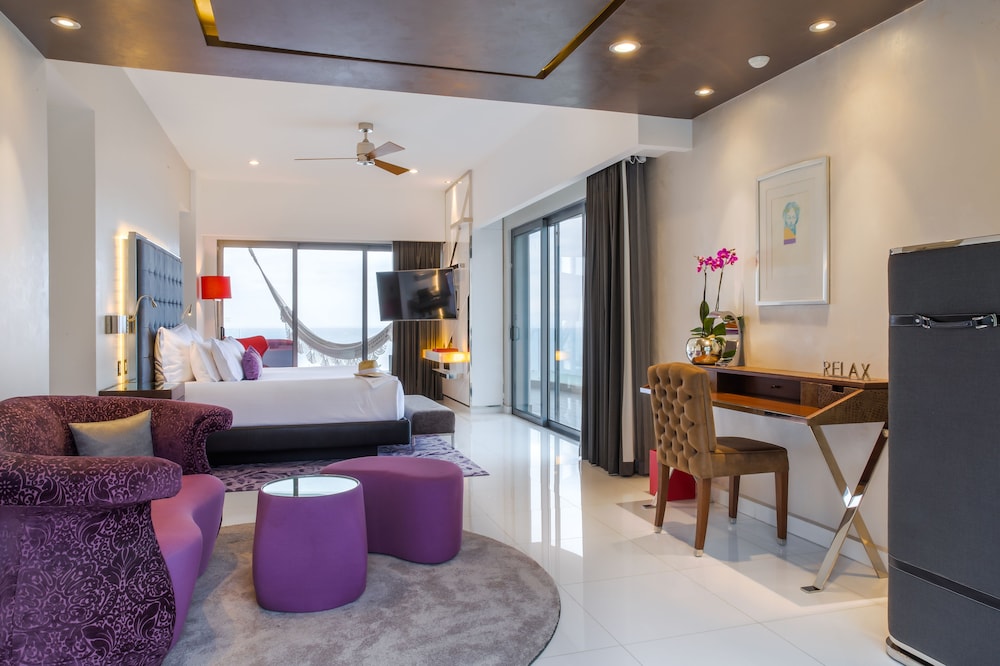 Ultra Corner Suite North