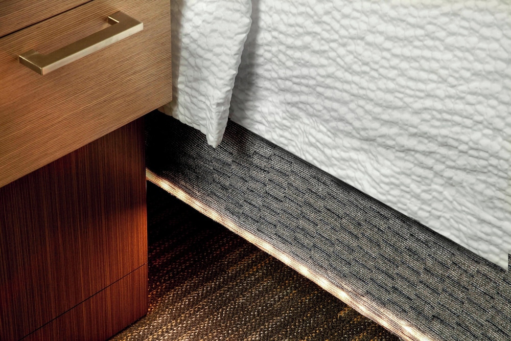 Enhanced Queen Room with Tub - Mobility Accessible thumbnail 6