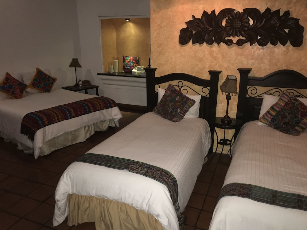 Deluxe Room, Multiple Beds, Private Bathroom photo 1